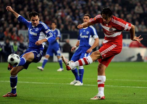 运动员们提 运动员们提